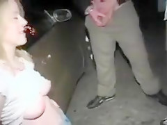 Une amatrice qui se laisse tripoter la chatte par des inconnus sur un parking