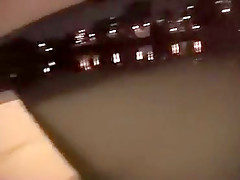 Une vieille chaudasse baise dehors le soir avec deux jeunes