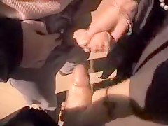 Une vieille chaudasse baise dehors le soir avec deux jeunes