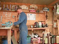 L'ouvrier bourre le cul d'une voisine dans la boue