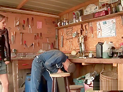 L'ouvrier bourre le cul d'une voisine dans la boue