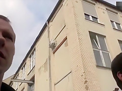 Une bombasse se fait prendre en double pénétration dans un squat à Berlin