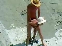 Ils sont amis et baisent pour la première fois à la plage nudiste