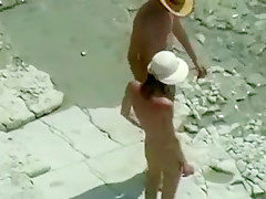 Ils sont amis et baisent pour la première fois à la plage nudiste