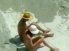 Ils sont amis et baisent pour la première fois à la plage nudiste