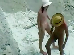 Ils sont amis et baisent pour la première fois à la plage nudiste