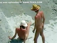 Ils sont amis et baisent pour la première fois à la plage nudiste