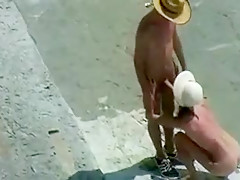 Ils sont amis et baisent pour la première fois à la plage nudiste
