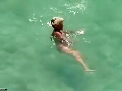 Un couple de 50 ans se baigne nu et baise sur une plage