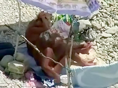 Un couple de 50 ans se baigne nu et baise sur une plage