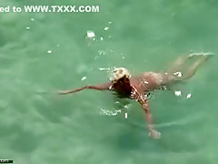 Un couple de 50 ans se baigne nu et baise sur une plage