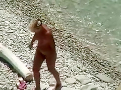 Un couple de 50 ans se baigne nu et baise sur une plage