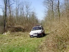 Le type encule sauvagement sa meuf devant un voyeur