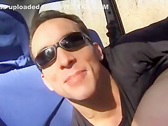 Le type encule sauvagement sa meuf devant un voyeur