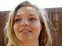 Jolie nordiste de 20 ans pas farouche devant un gros engin