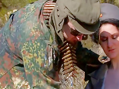 Petite militaire sodomisée en pleine nature