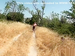 Cette coquine baise en pleine nature avec plaisir