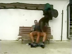Il baise avec une allemande grassouillette dehors sur un banc