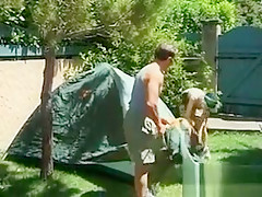 Un couple de 40 ans baise dans le jardin