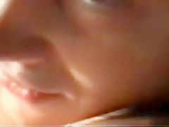 En voiture une fille se doigte devant son amoureux