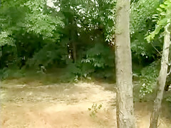 Italienne rousse baise avec son mec dans la foret