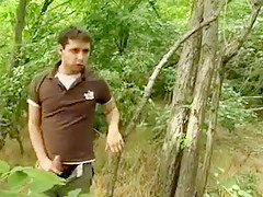 Italienne rousse baise avec son mec dans la foret