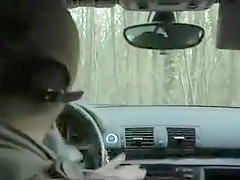 Une blonde sautée dans les bois par deux blacks devant son mec