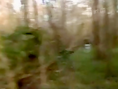 Une blonde sautée dans les bois par deux blacks devant son mec