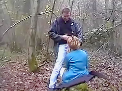 Trois mecs l'accompagnent pour un gang bang avec fist