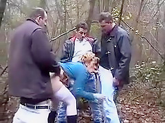 Trois mecs l'accompagnent pour un gang bang avec fist