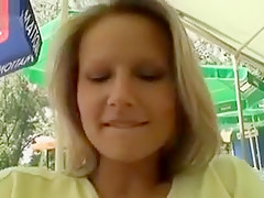 Vieux barbu vicieux baise une belle blonde appétissante