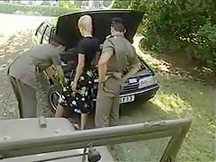 Jolie blonde enculée par deux militaires