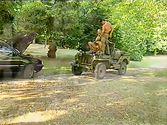 Jolie blonde enculée par deux militaires