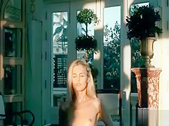 Sexy Blonde Babe Gets Horny Rubbing