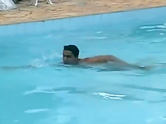 Il encule un trans brésilien au bord de sa piscine