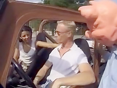 Mario baise avec une pote une belle brunette à la campagne