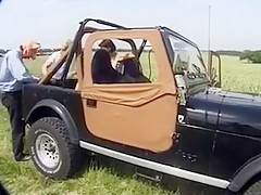 Mario baise avec une pote une belle brunette à la campagne