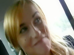 Blondinette défoncée à la plage