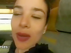 Une brune exhib suce dans le train et un peu partout