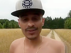 Un type offre sa copine obsédée à plusieurs mecs