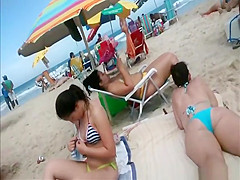 Beach voyeur films woman's asses in bikini