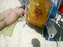 Beach voyeur films woman's asses in bikini