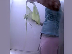 Nice ass chick in yellow bikini caught changing