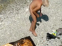 Peeping on a blonde naked woman