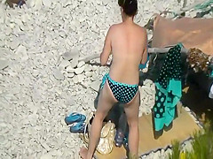 Peeping on a blonde naked woman