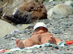 Guy reached for her ass while they tan