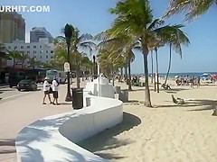 Sideways view of naked pussy mound