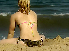 Horny guy swims with a naked girl