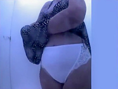 Chubby mature lady spied while showering