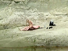 Zooming on a far away dick ride